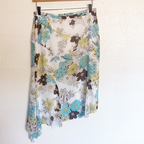 Michele White Floral Asymmetrical Summery Skirt - Picture 6 of 9
